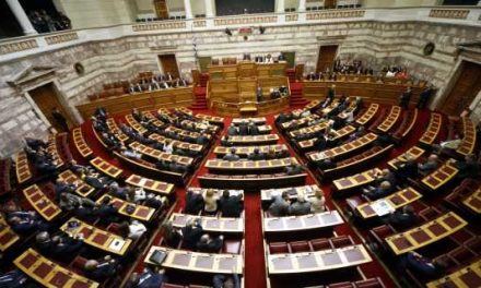 El Parlamento griego aprueba el tercer rescate financiero