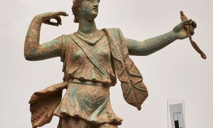 Dos estatuas descubiertas en Aptera de Creta