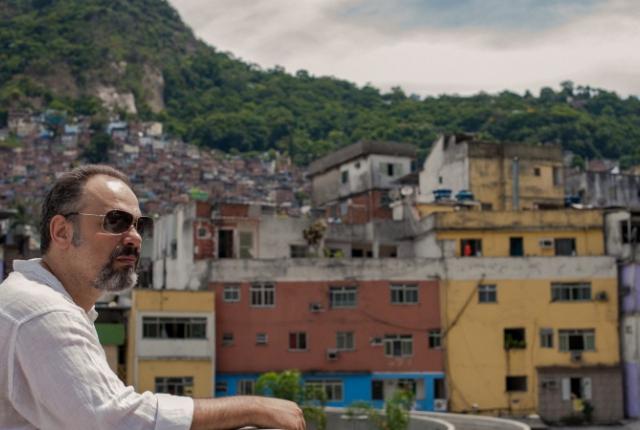 Sotiris Karamesinis, el griego que revitaliza el drama antiguo en Brasil