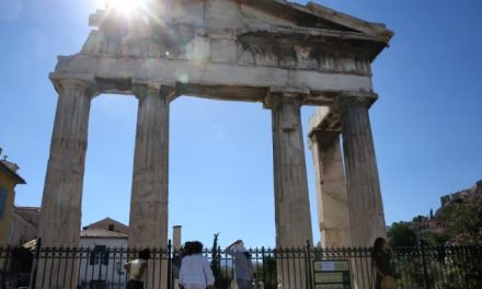 Altamente recomendable: Recorrer a pie el Ágora Antigua, un museo al aire libre.