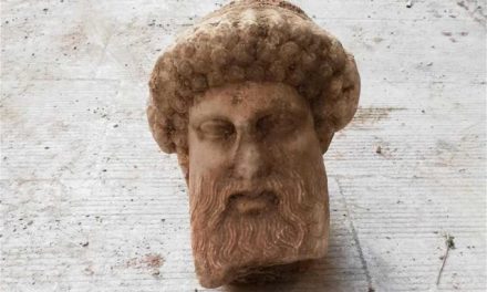 Una cabeza antigua del dios Hermes sale a la luz
