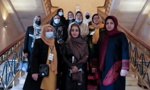 Las mujeres afganas encuentran refugio en Grecia y lanzan el «Parlamento de Mujeres Afganas en el Exilio»