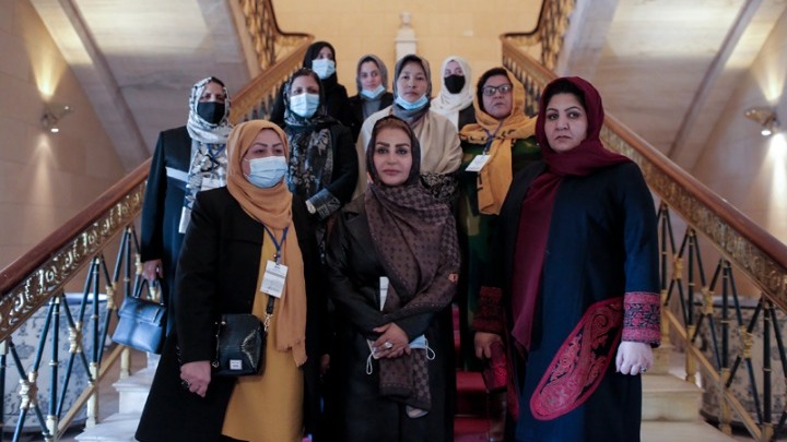 Las mujeres afganas encuentran refugio en Grecia y lanzan el «Parlamento de Mujeres Afganas en el Exilio»