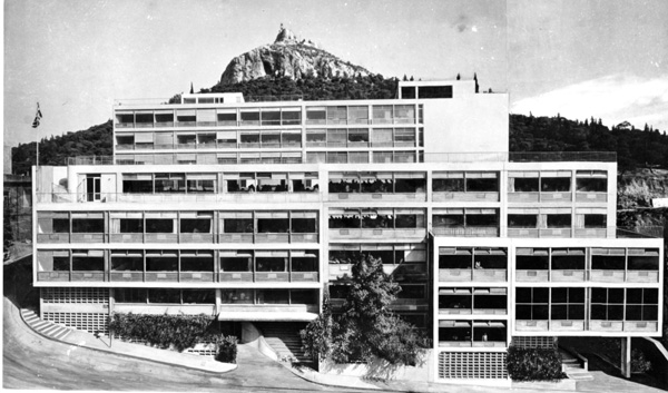 Constantinos Doxiadis | El "Edificio Doxiadis", al pie de la colina Licabeto, que albergaba la Organización Tecnológica de Atenas (ATO, también conocida como "Escuela Doxiadis").