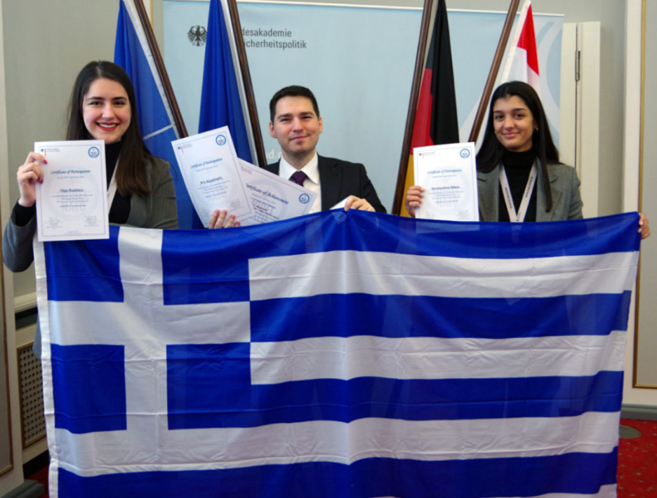 Educación e investigación: Premio para el equipo de estudiantes de la Universidad de Macedonia en el I Modelo de la OTAN