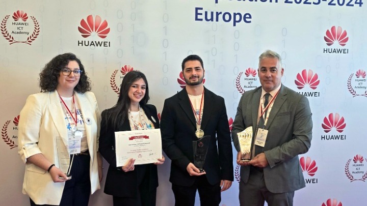 Universidad de Macedonia en la final de la Competición de Huawei