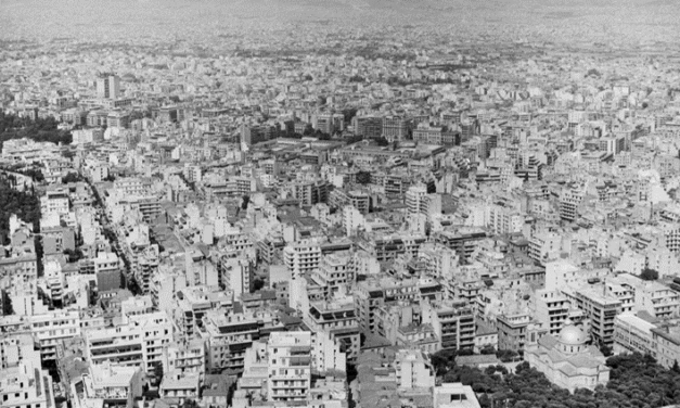 La «polykatoikia» de los años 60-70 como elemento esencial de la modernidad «anónima» de Atenas