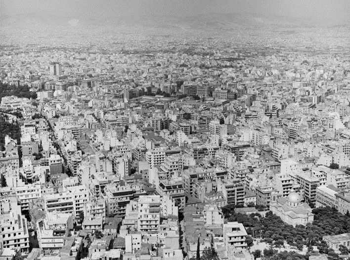 La «polykatoikia» de los años 60-70 como elemento esencial de la modernidad «anónima» de Atenas