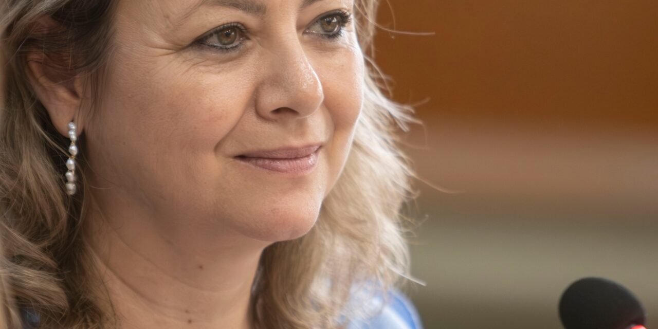 Entrevista | Adriana Martínez: «Creo que la literatura nos recuerda que somos parte de una historia común que vale la pena seguir contando»