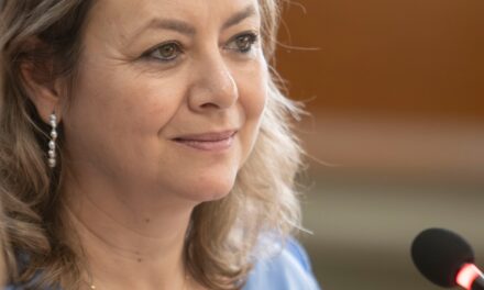 Entrevista | Adriana Martínez: «Creo que la literatura nos recuerda que somos parte de una historia común que vale la pena seguir contando»
