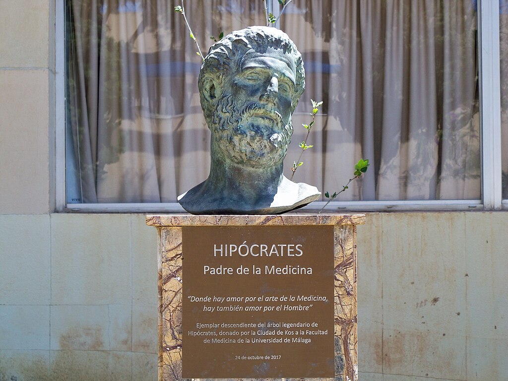 Monumento a Hipócrates en los jardines de la Facultad de Medicina de la Universidad de Málaga, España (por Daniel Capilla vía Wikimedia Commons)