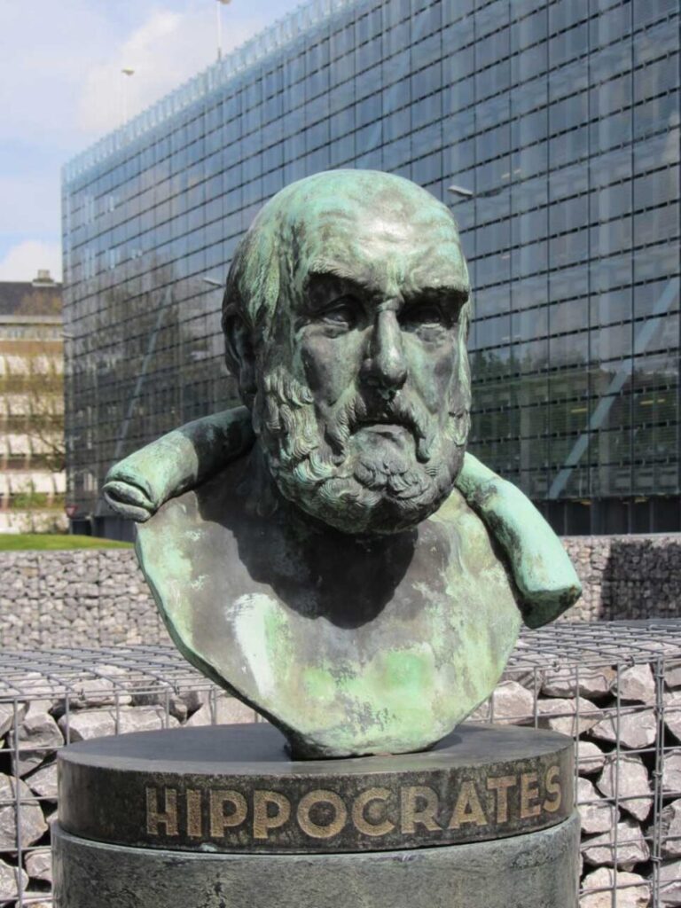 Busto de Hipócrates en la calle Hippocratespad («camino de Hipócrates»), en el Centro Médico de la Universidad de Leiden (por Gouwenaar vía Wikimedia Commons)