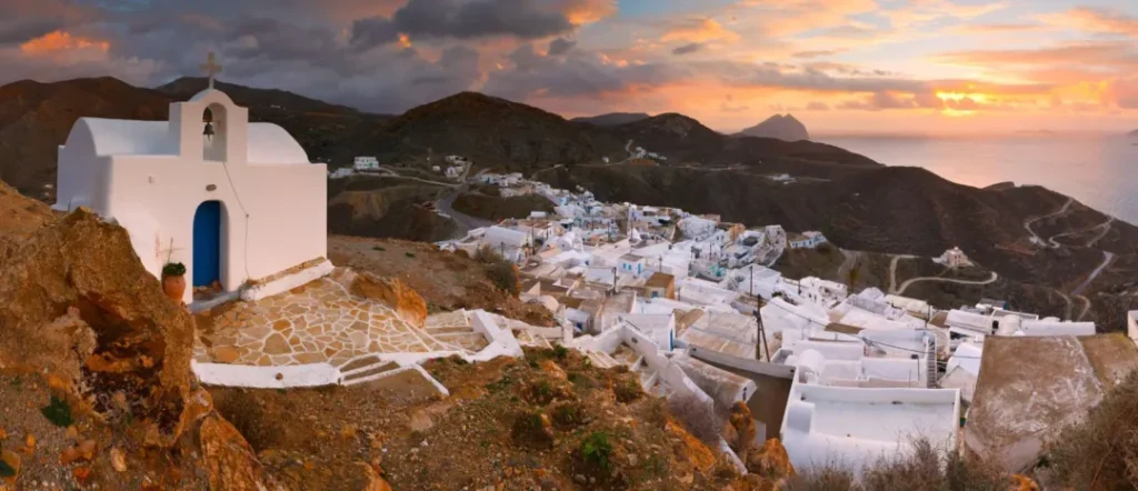 El pintoresco pueblo de Chora (se pronuncia) está construido sobre las ruinas de un castillo veneciano y presenta casas encaladas con tejados de cúpula y estrechas callejuelas empedradas. Este encantador entorno inspiró en su día a los artesanos que, entre 1860 y 1870, abandonaron su isla natal en las Cícladas para trasladarse a Atenas y construir el pintoresco barrio de «Anafiotika» en la base de la roca de la Acrópolis (Fuente: visitgreece.gr)