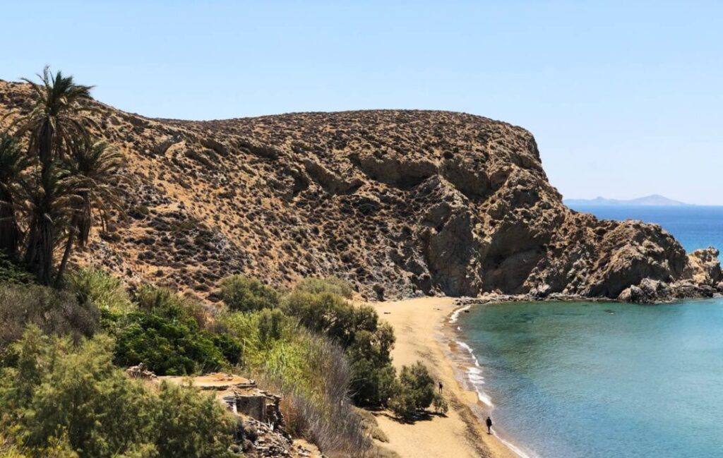 La primera playa que los visitantes encuentran al llegar a Anafi es Kleisidi, conocida por su fina arena dorada y las características palmeras. Es uno de los destinos más populares de la isla, protegida del viento y el sol por los tamariscos que ofrecen sombra natural (Fuente: https://www.visit-anafi.gr/ ).