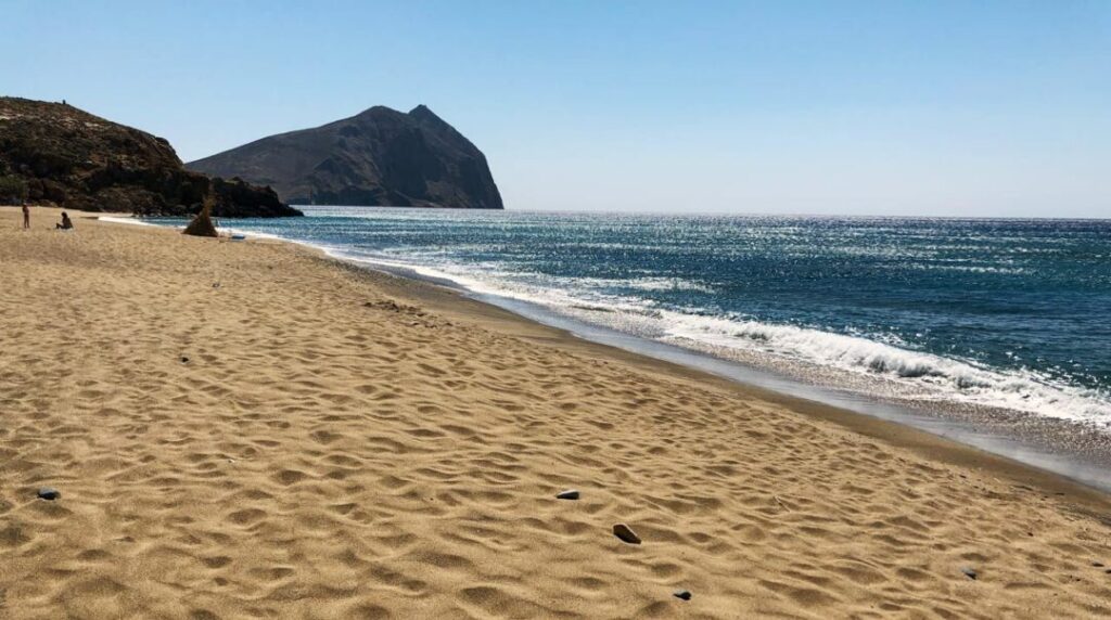 Roukounas es la playa más popular de la isla: extensa, de arena fina y dorada, con tamariscos que bordean la orilla y ofrecen generosamente su sombra a todos los visitantes. Desde la mayor parte de la playa se puede disfrutar de una vista privilegiada del monolito de Kalamos. (Fuente: https://www.visit-anafi.gr/ )