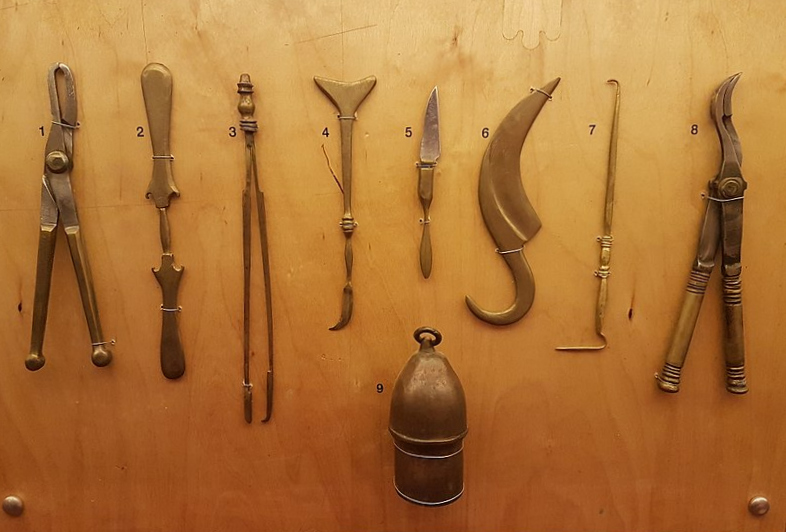 Instrumentos quirúrgicos, siglo V a.C., Grecia. Reconstrucción basada en descripciones del corpus hipocrático. Museo Tecnológico de Salónica (por Gts-tg vía Wikimedia Commons)