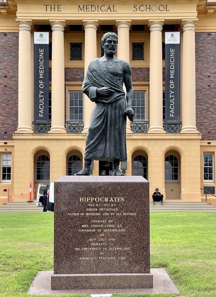 Escultura de Hipócrates frente a la Facultad de Medicina Mayne, Brisbane (por Kgbo vía Wikimedia Commons)