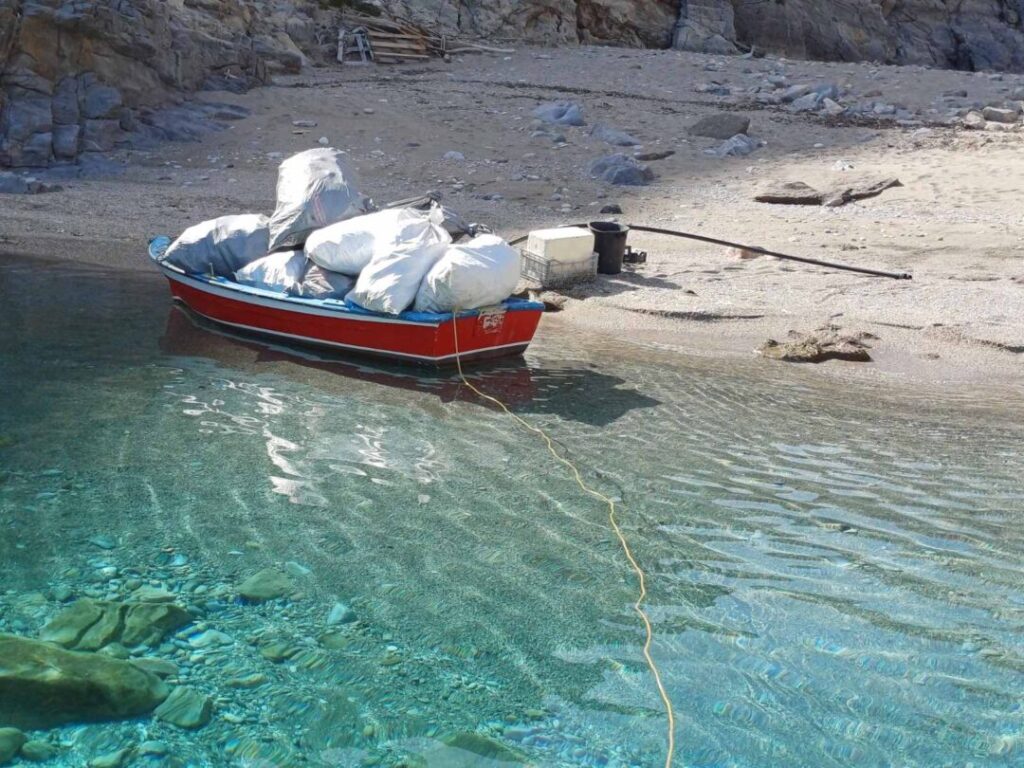 Barco pesquero tras limpiar una playa en Amorgos | Foto: Amorgorama