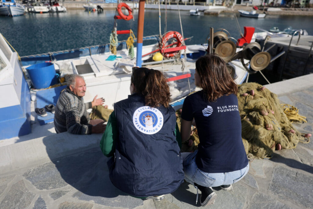 
Pescador en Amorgos hablando con investigadores del Fondo de Reserva de las Cícladas y la Fundación Blue Marine | Foto: Fundación Blue Marine
