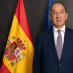 Entrevista al Embajador de España en Grecia, Sr. Jorge Domecq | «La cultura española tiene profundas raíces en la cultura griega como demuestran las numerosísimas asociaciones y universidades que en España se dedican a los estudios helenísticos.»