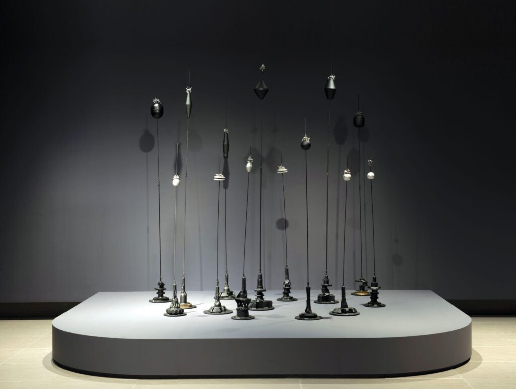 Imagen de la exposición Takis 1∞ | Fuente de la imagen: Fundación Basil & Elise Goulandris [https://tinyurl.com/4e2r9n6u]