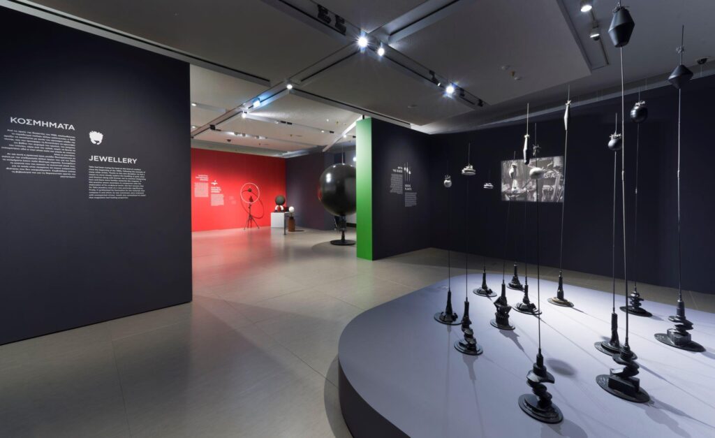 Imagen de la exposición Takis 1∞ | Fuente de la imagen: Fundación Basil & Elise Goulandris [https://tinyurl.com/4e2r9n6u]