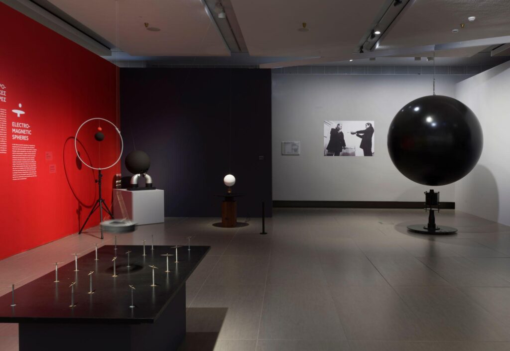 Imagen de la exposición Takis 1∞ | Fuente de la imagen: Fundación Basil & Elise Goulandris [https://tinyurl.com/4e2r9n6u]