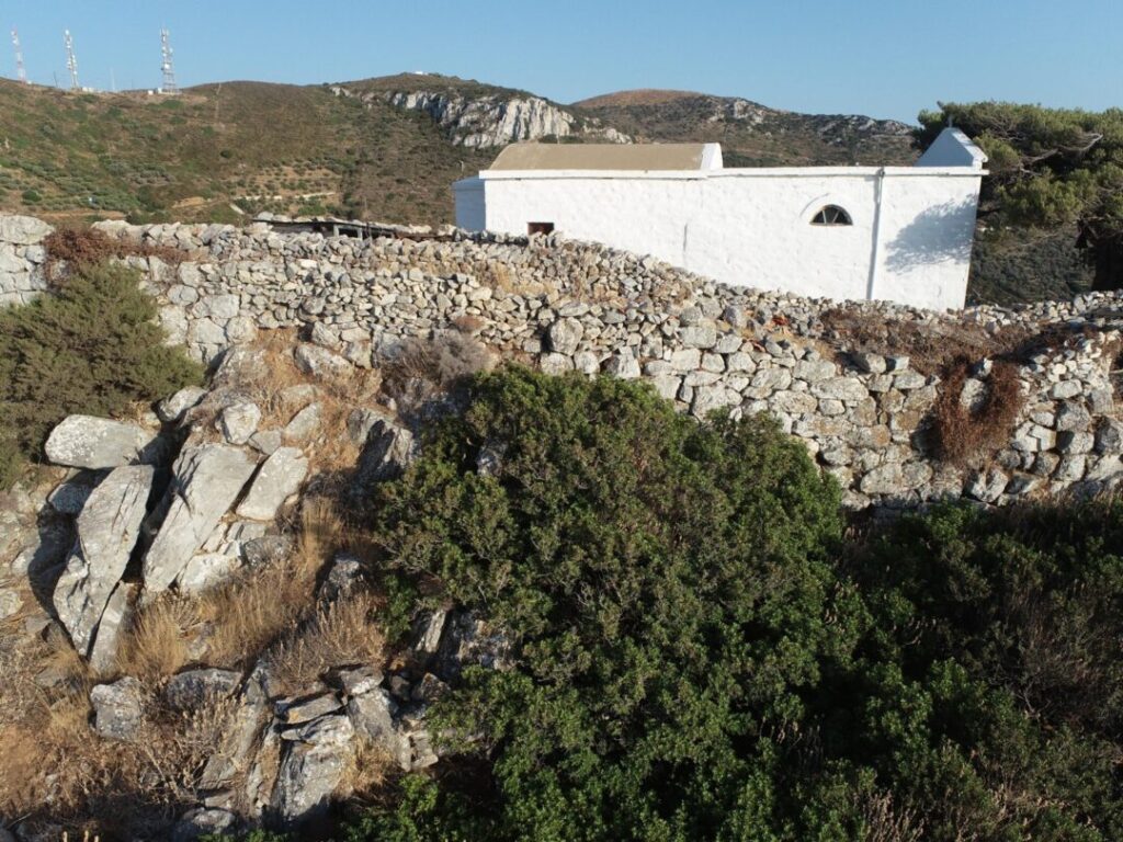 Parte de la antigua muralla en lo alto de la colina de Agios Georgios, Fuente: culture.gov.gr