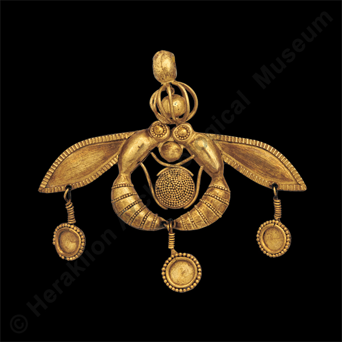 Colgante con abejas, hallado en la necrópolis minoica de Malia, 1800-1700 a. C. La pieza, que representa dos abejas depositando una gota de miel en su panal, se expone en el Museo Arqueológico de Heraclión | Foto: Museo Arqueológico de Heraclión