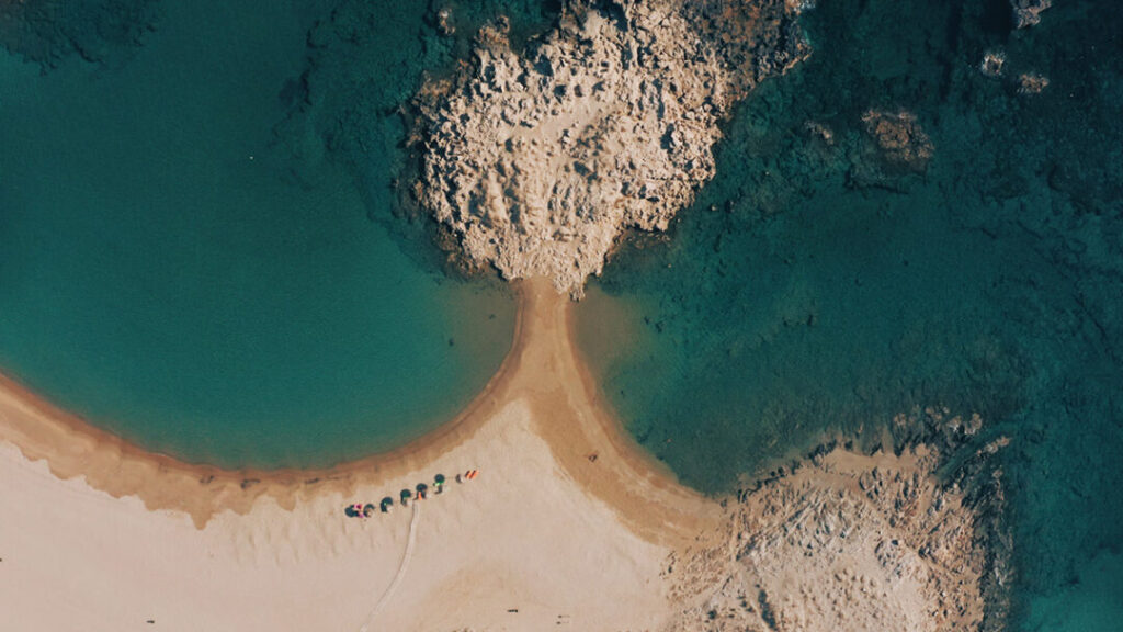Manganari es una serie de calas arenosas que forman al menos tres playas grandes y numerosas más pequeñas, con fácil acceso a la parte sur de Ios. Su belleza natural es reconocida no solo en Ios, sino en todas las Cícladas. Manganari atiende tanto a los visitantes que buscan playas organizadas con sombrillas, restaurantes y bares de playa, como a aquellos que prefieren una experiencia de playa más tranquila y aislada.