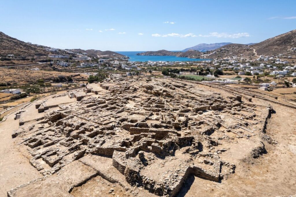 El asentamiento de Skarkos está organizado en torno a la cima de la colina y cuenta con un sistema de drenaje para la eliminación del agua de lluvia. El denso tejido urbano se desarrolla a lo largo de dos caminos centrales principales, cada uno de hasta 2 metros de ancho, que rodean la cima de la colina y se ensanchan periódicamente para formar espacios abiertos pequeños o más grandes. Caminos cortos, perpendiculares a estas arterias principales, conectan las laderas con la cima y viceversa. La red vial incorpora manzanas de edificios, cada una compuesta por entre dos y ocho estructuras.
(Fuente: cyclades.culture.gov.gr, foto: www.presidency.gr)
