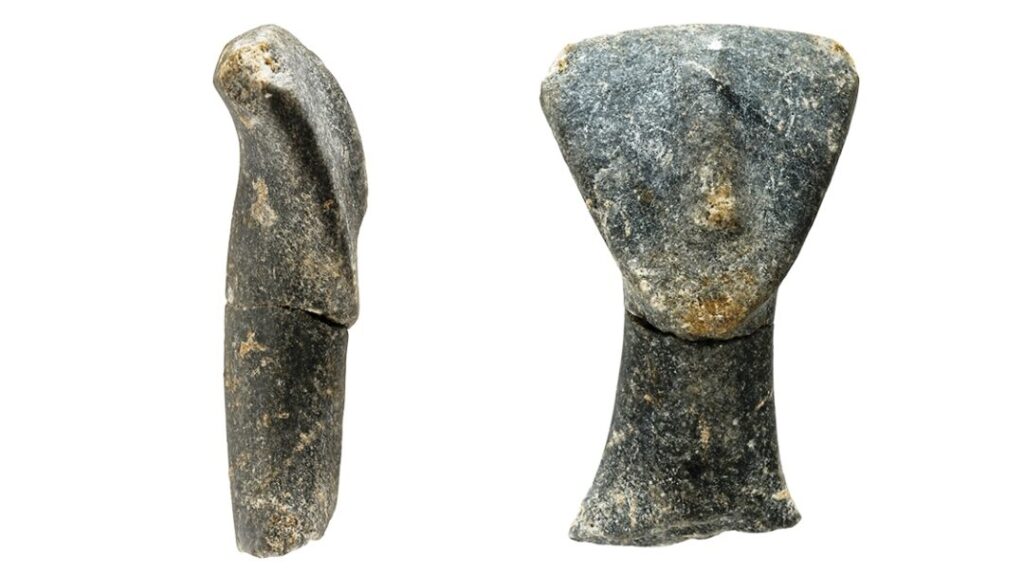 Skarkos, asentamiento del Cicládico Temprano II: estatuilla hecha de mármol azul, Museo Arqueológico de Ios (cyclades.culture.gov.gr)