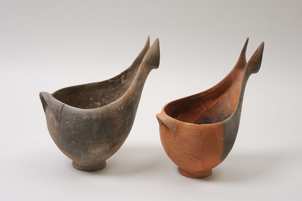 Skarkos, asentamiento del Cicládico Temprano II: cuencos de la categoría cerámica Urfirnis, importados a Ios, Museo Arqueológico de Ios
(cyclades.culture.gov.gr)
