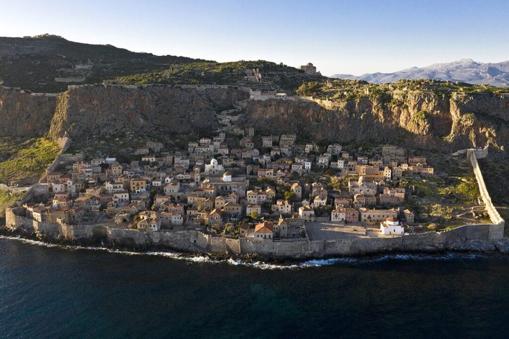 La ciudad-fortaleza medieval de Monemvasia – Fuente: visit greece