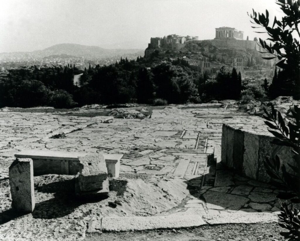 El proyecto de paisajismo de la Acrópolis y la Colina de Filopapo, en el que trabajó entre 1954 y 1958, se considera el logro más destacado y singular de Pikionis (Museo Benaki, Catálogo de la Exposición).