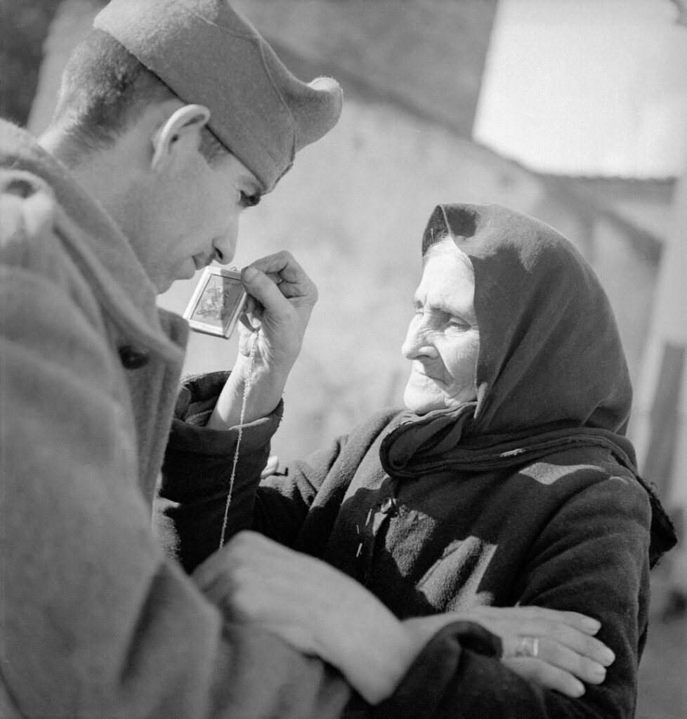 Un soldado griego se despide de su madre antes de partir al frente de Albania (Foto de Voula Papaioannou; fuente: Exposición fotográfica del Departamento de Archivos Diplomáticos e Históricos / Flickr oficial del Ministerio de Asuntos Exteriores de Grecia).
