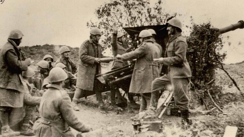 rtillería griega bombardeando el flanco este del frente greco-italiano (altura de Morava), Guerra Greco-Italiana, noviembre de 1940.