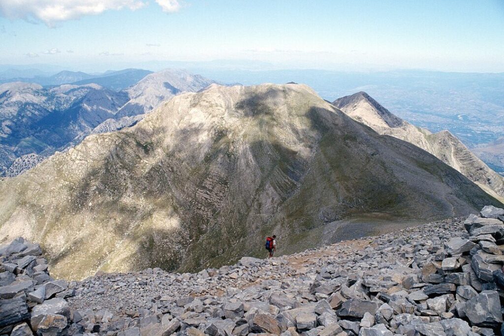 Vista de las montañas de Taygetos desde el pico Profitis Ilias (por Herbert Ortner vía Wikimedia Commons)