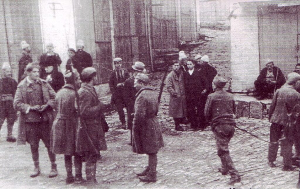 Soldados griegos en Argirocastro (nombre griego de Gjirokastër) en la Albania controlada por Italia, durante la Guerra Greco-Italiana.