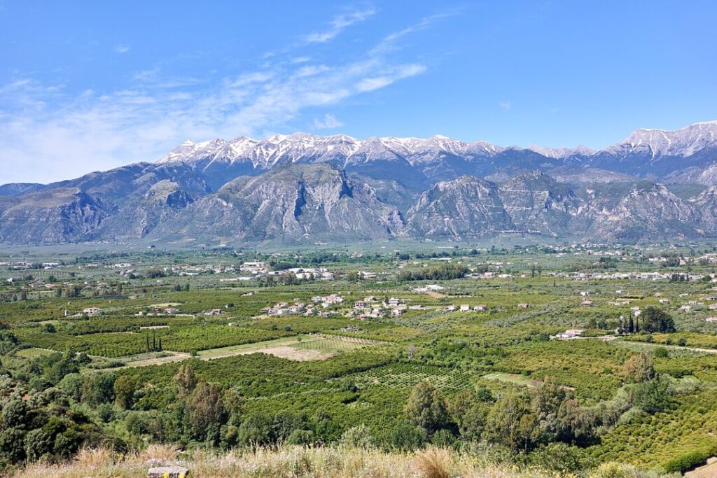 Vista del Taygetos desde Esparta (por George E. Koronaios vía Wikimedia Commons)