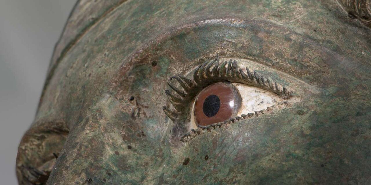 El Auriga de Delfos: La mirada eterna