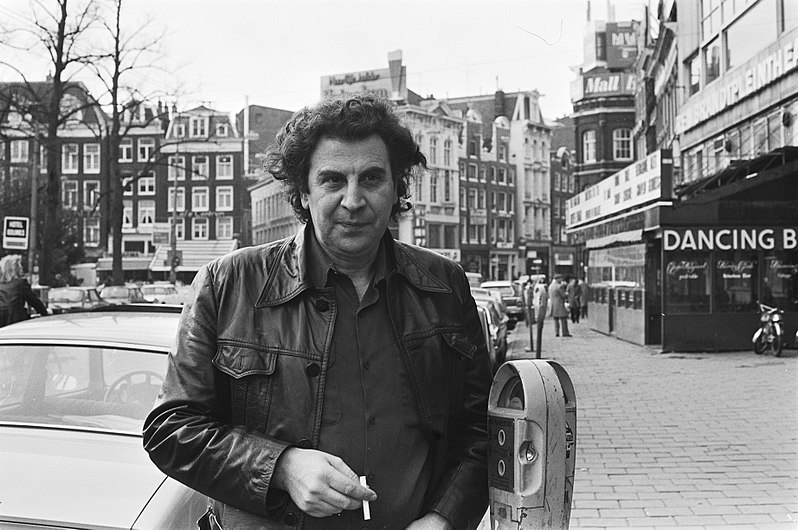 Mikis Theodorakis en Ámsterdam, 1978, por Koen Suyk/Anefo, de los Archivos Nacionales de los Países Bajos, vía Wikimedia Commons.