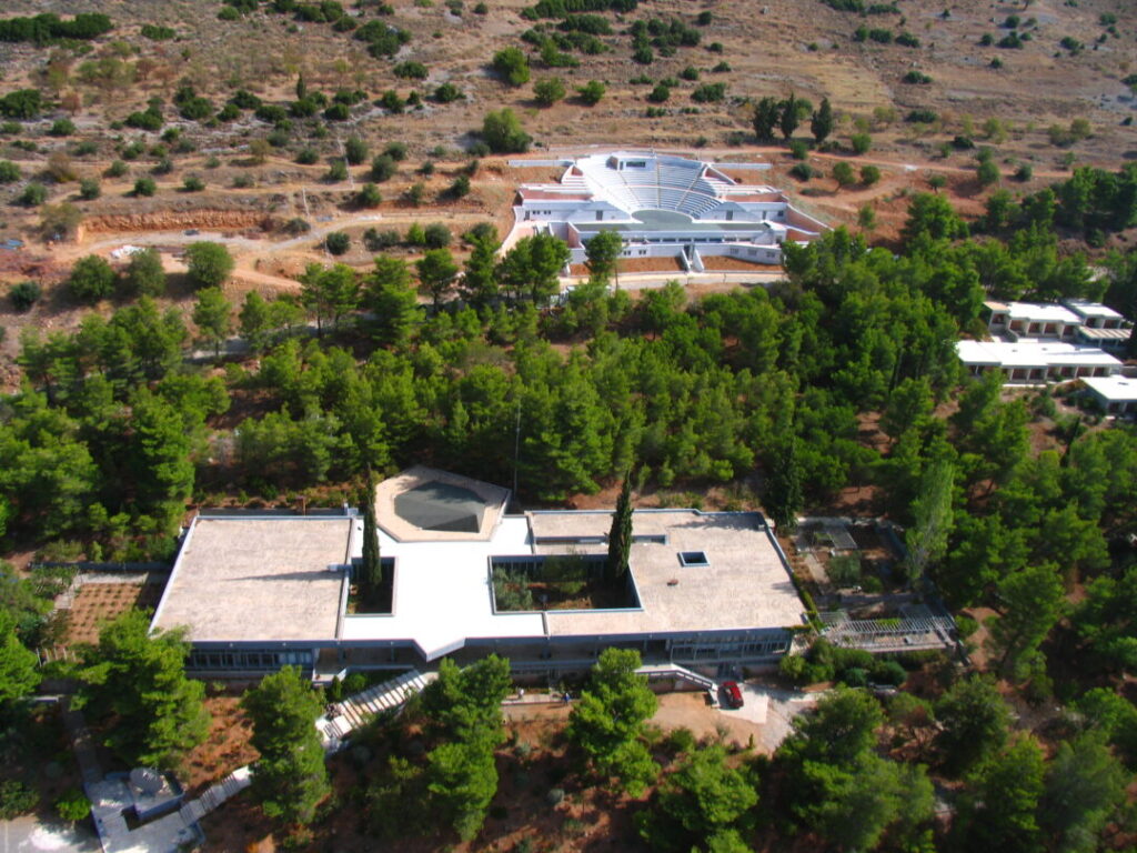 Centro de Conferencias y Teatro al Aire Libre “Frynihos”