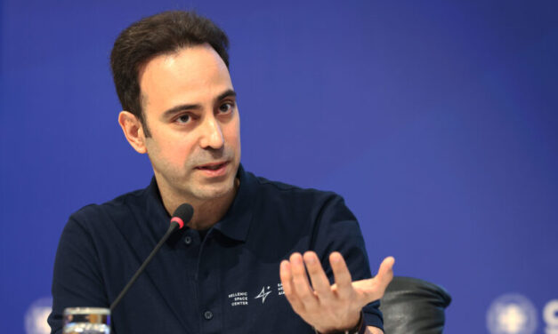 Adrianos Golemis, el primer griego en el programa de formación de astronautas de la Agencia Espacial Europea