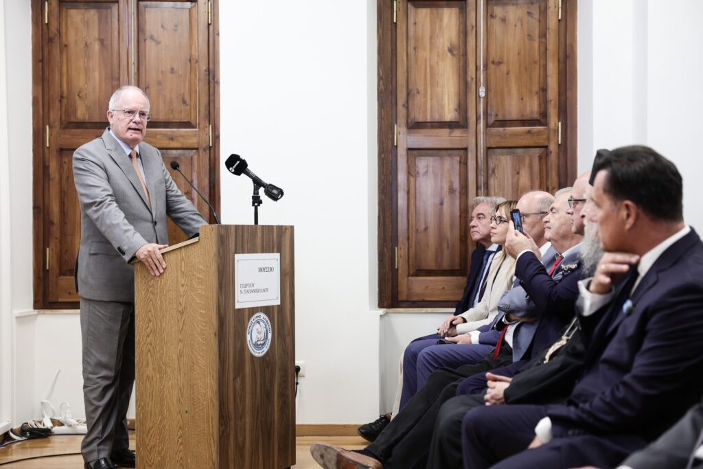 Foto: Saludo del Presidente de la República Helénica durante la ceremonia inaugural. Fuente: Presidencia de la República Helénica