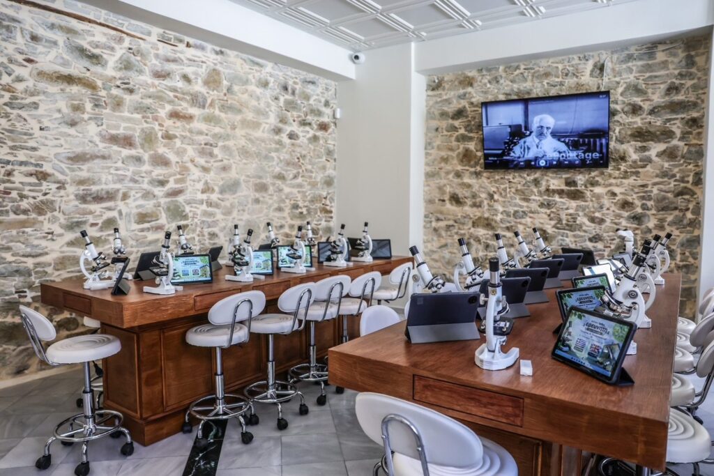 Foto: Sala con los microscopios. Fuente: Presidencia de la República Helénica